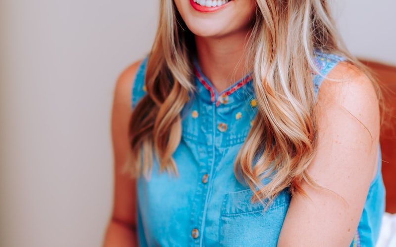 世界杯金靴奖得主在领奖台上高举奖杯的荣耀时刻