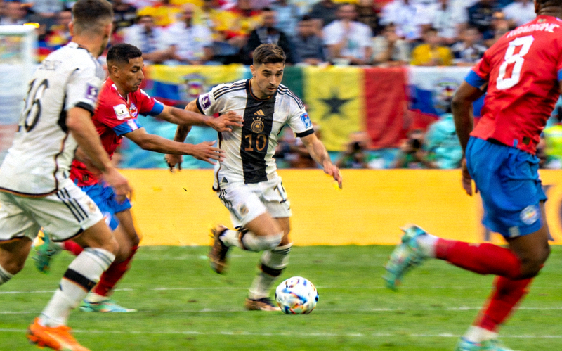 世界杯最佳年轻球员在比赛中带球突破的精彩瞬间